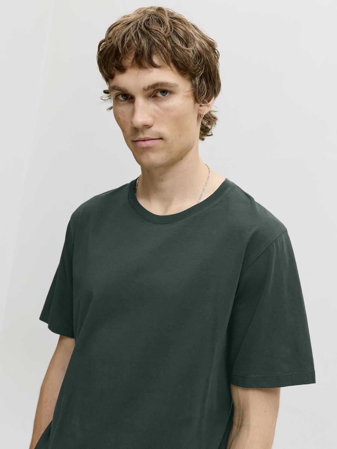 model_shot-creative