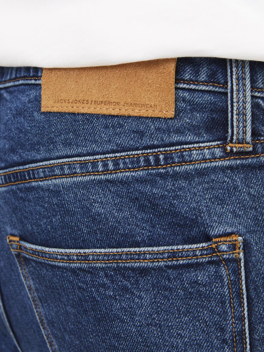 صورة تفصيلية لجيوب بنطال جينز رجالي أزرق