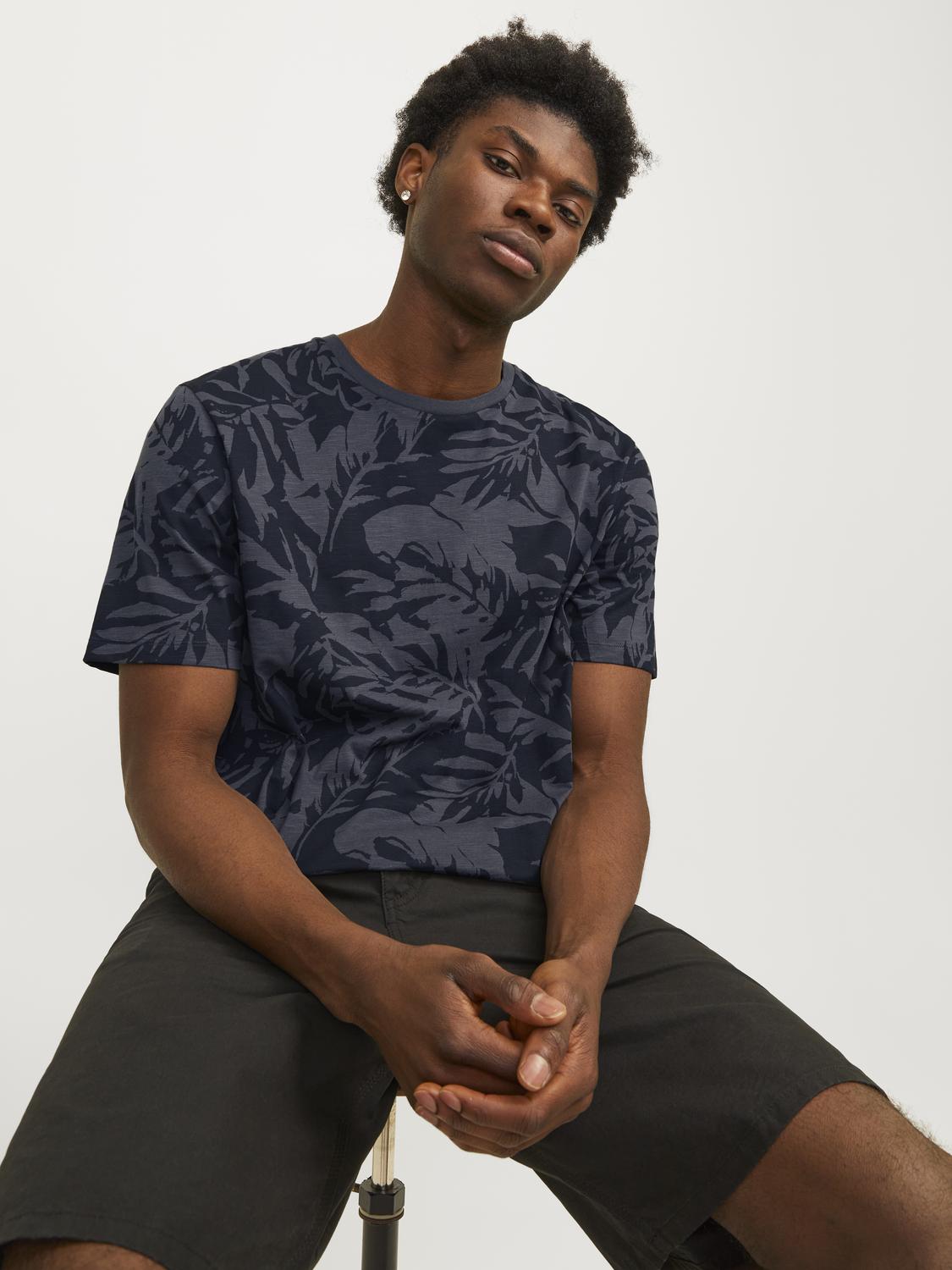 model_shot-creative