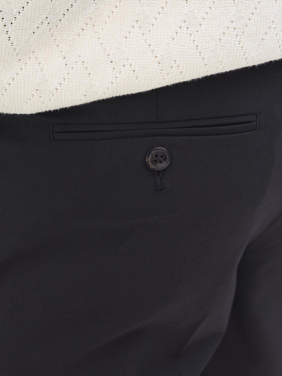 شورت كاجوال أسود من جاك آند جونز – تفاصيل القماش والجيب الخلفي