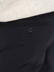 شورت كاجوال أسود من جاك آند جونز – تفاصيل القماش والجيب الخلفي