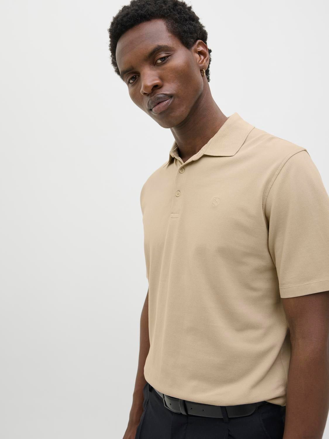 قميص بولو رجالي قطن نص كم بيج مع أزرار أمامية – عرض من الجانب.