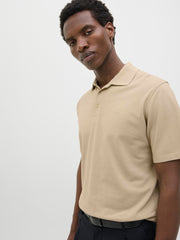 قميص بولو رجالي قطن نص كم بيج مع أزرار أمامية – عرض من الجانب.
