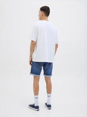 موديل يلبس شورت جينز رجالي كاجوال من الخلف