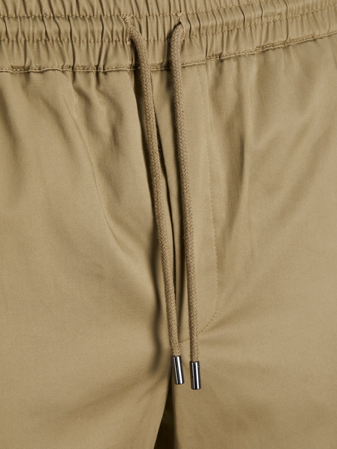 خصر مطاطي مع رباط مريح – تصميم عملي للبنطلون الرجالي البيج