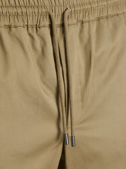 خصر مطاطي مع رباط مريح – تصميم عملي للبنطلون الرجالي البيج