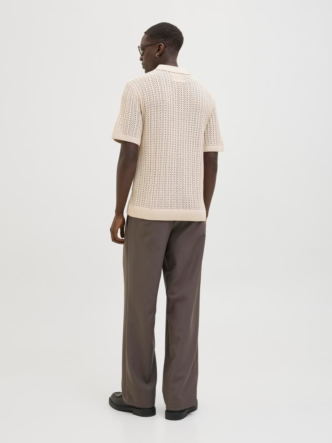 عرض خلفي للبولو الرجالي الصيفي بلونه الفاتح