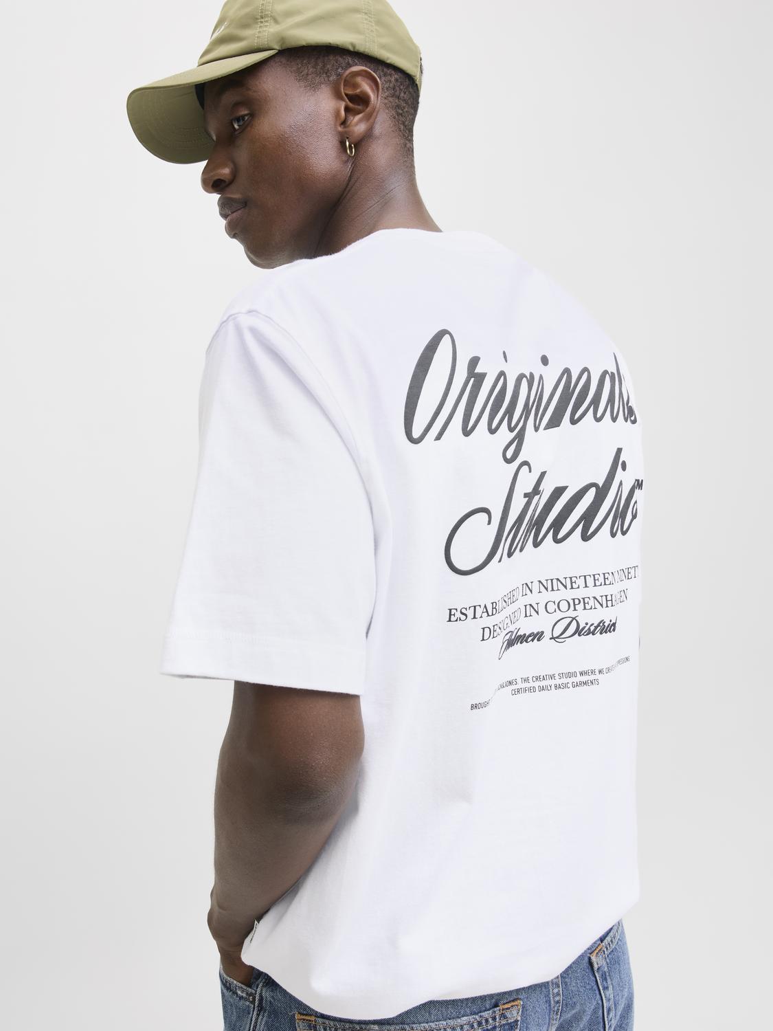 لقطة قريبة توضح جودة خامة التيشيرت والطبعة