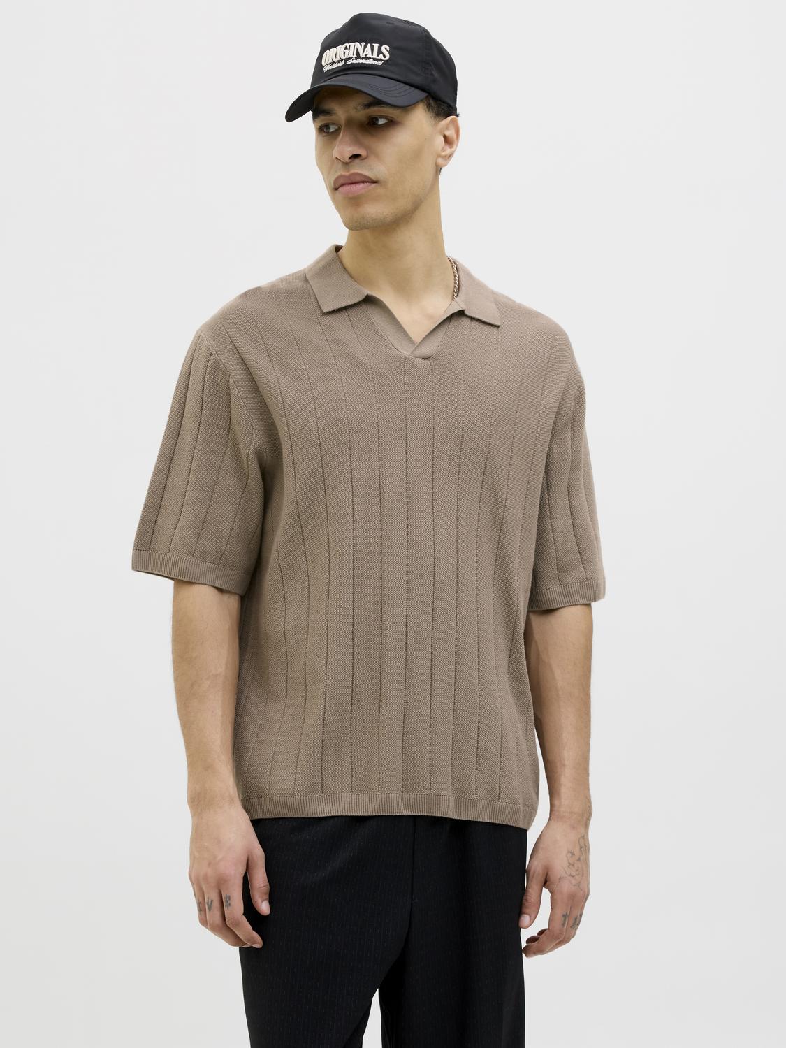 بولو شيرت رجالي محبوك JORVARENNA Silver Sage من جاك آند جونز بإطلالة جانبية.