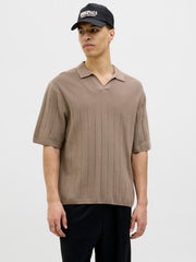 بولو شيرت رجالي محبوك JORVARENNA Silver Sage من جاك آند جونز بإطلالة جانبية.