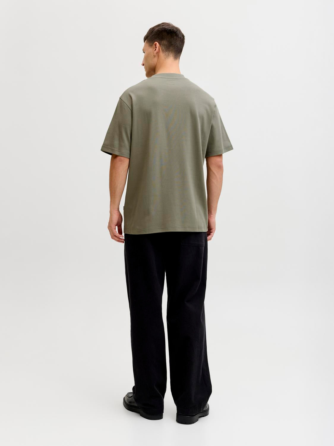 model_shot-back