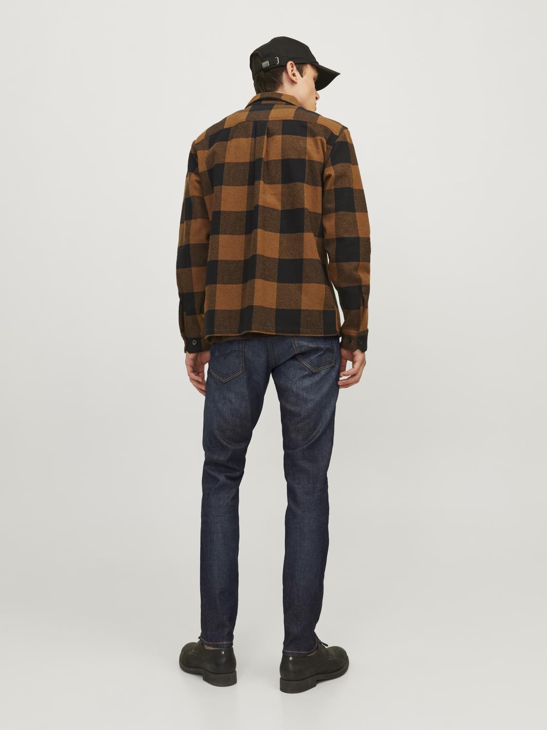 موديل من الخلف يرتدي البنطلون لتوضيح شكل الجيوب الخلفية