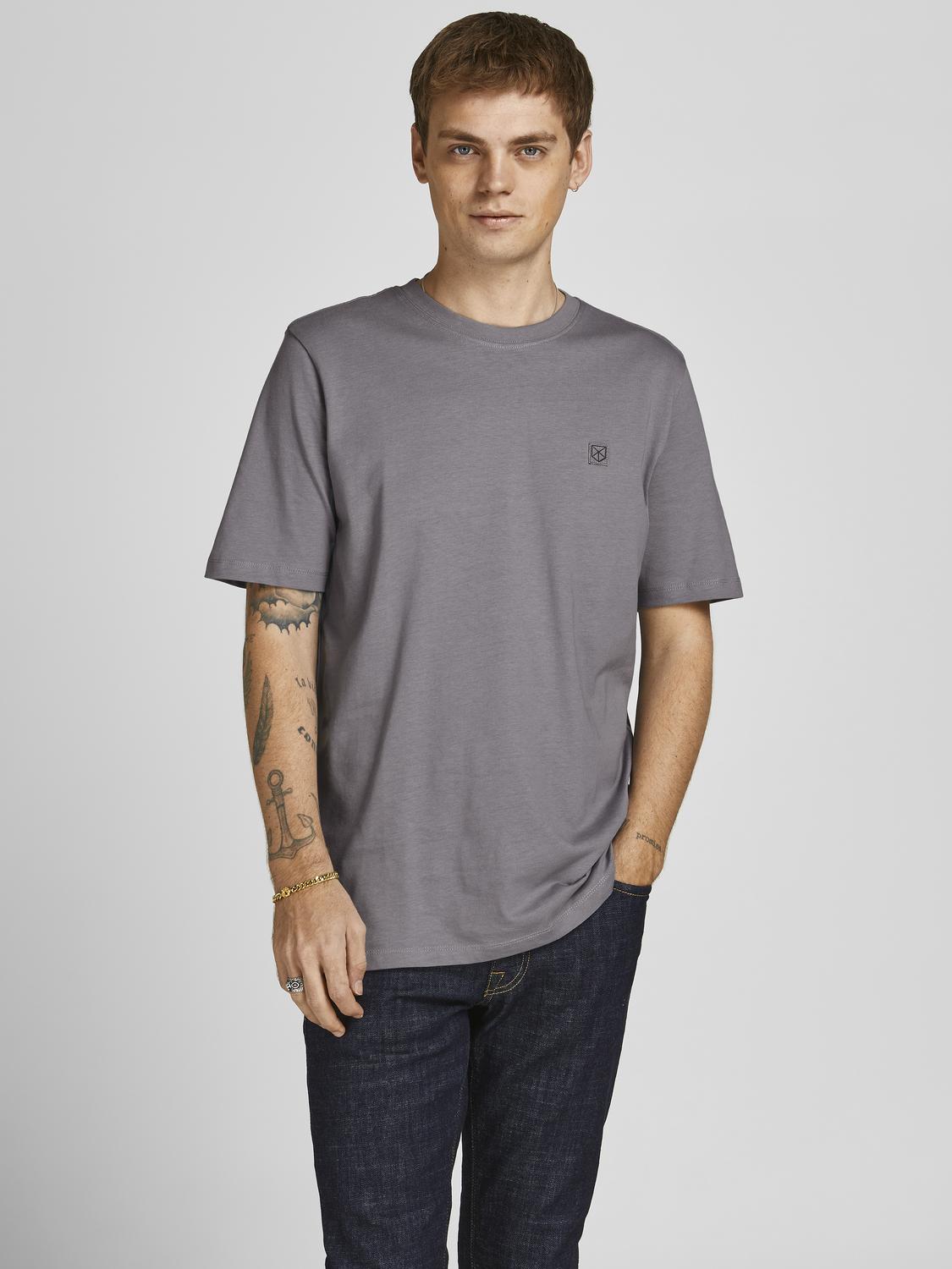 model_shot-front