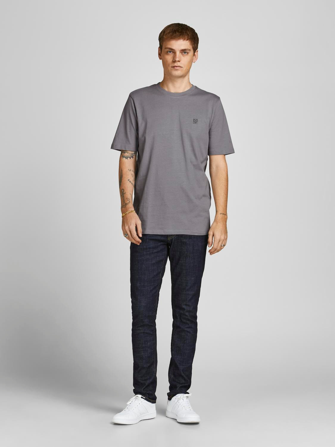 model_shot-front_full