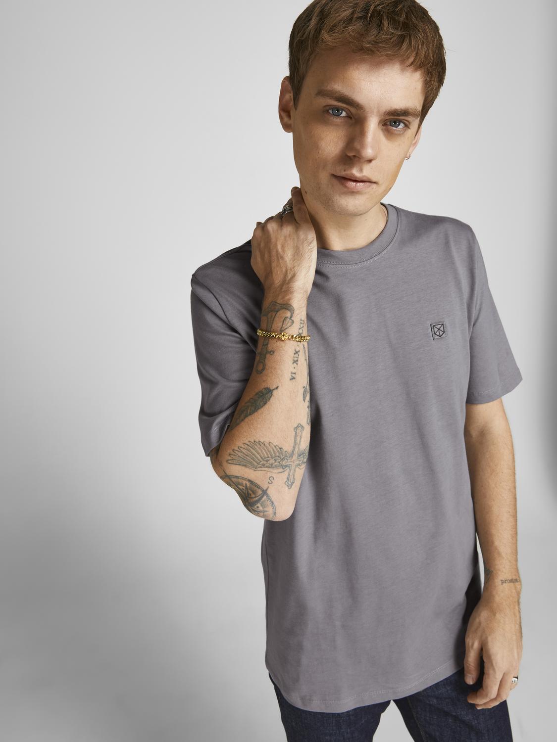 model_shot-creative