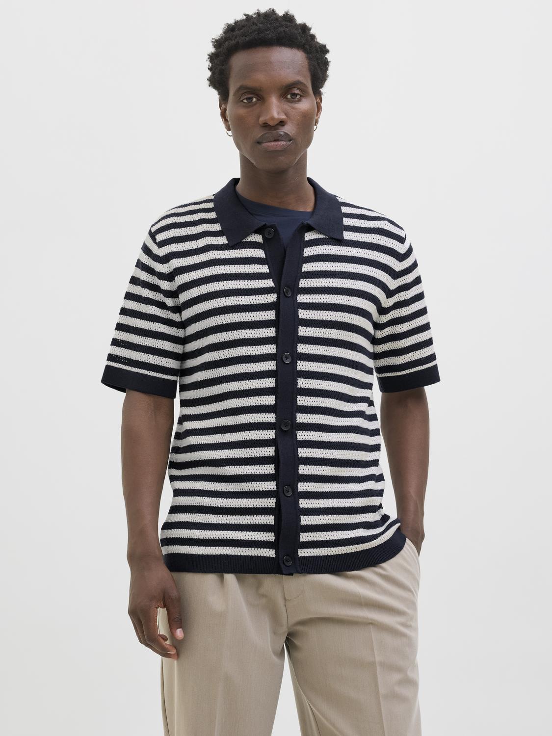 قميص بولو رجالي قطن نص كم من جاك آند جونز - تصميم عصري مع خطوط أنيقة