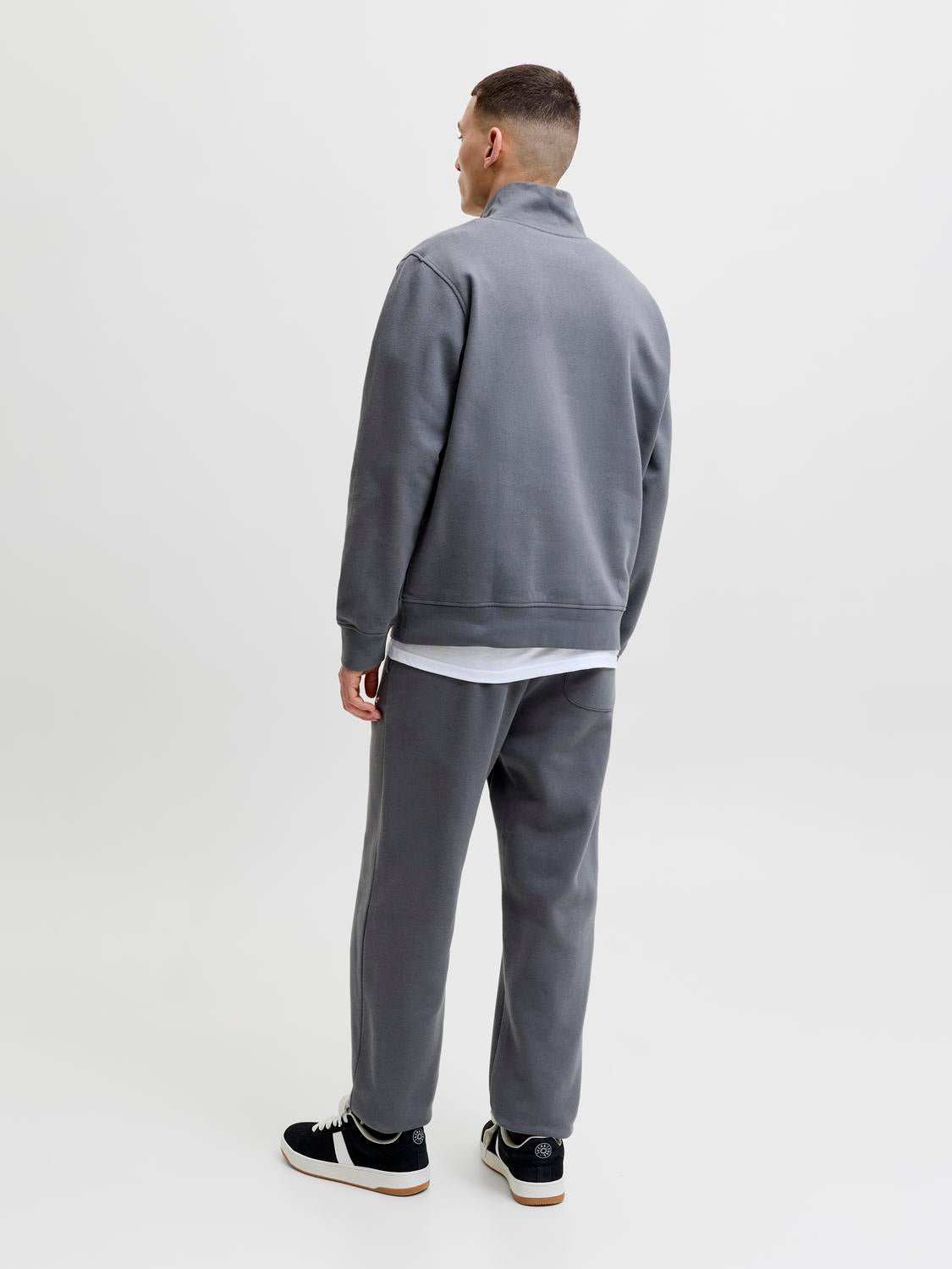 model_shot-back