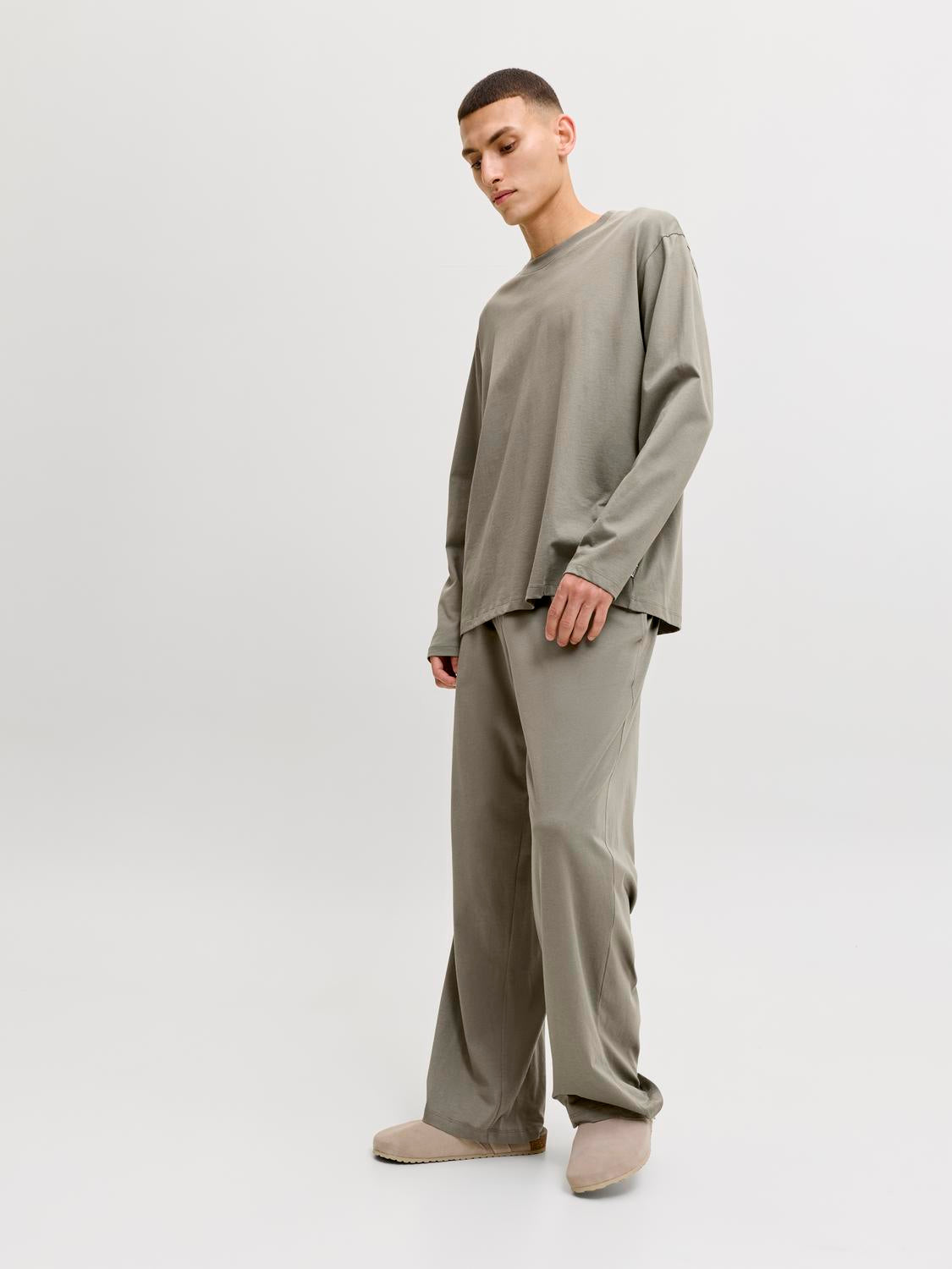 model_shot-creative