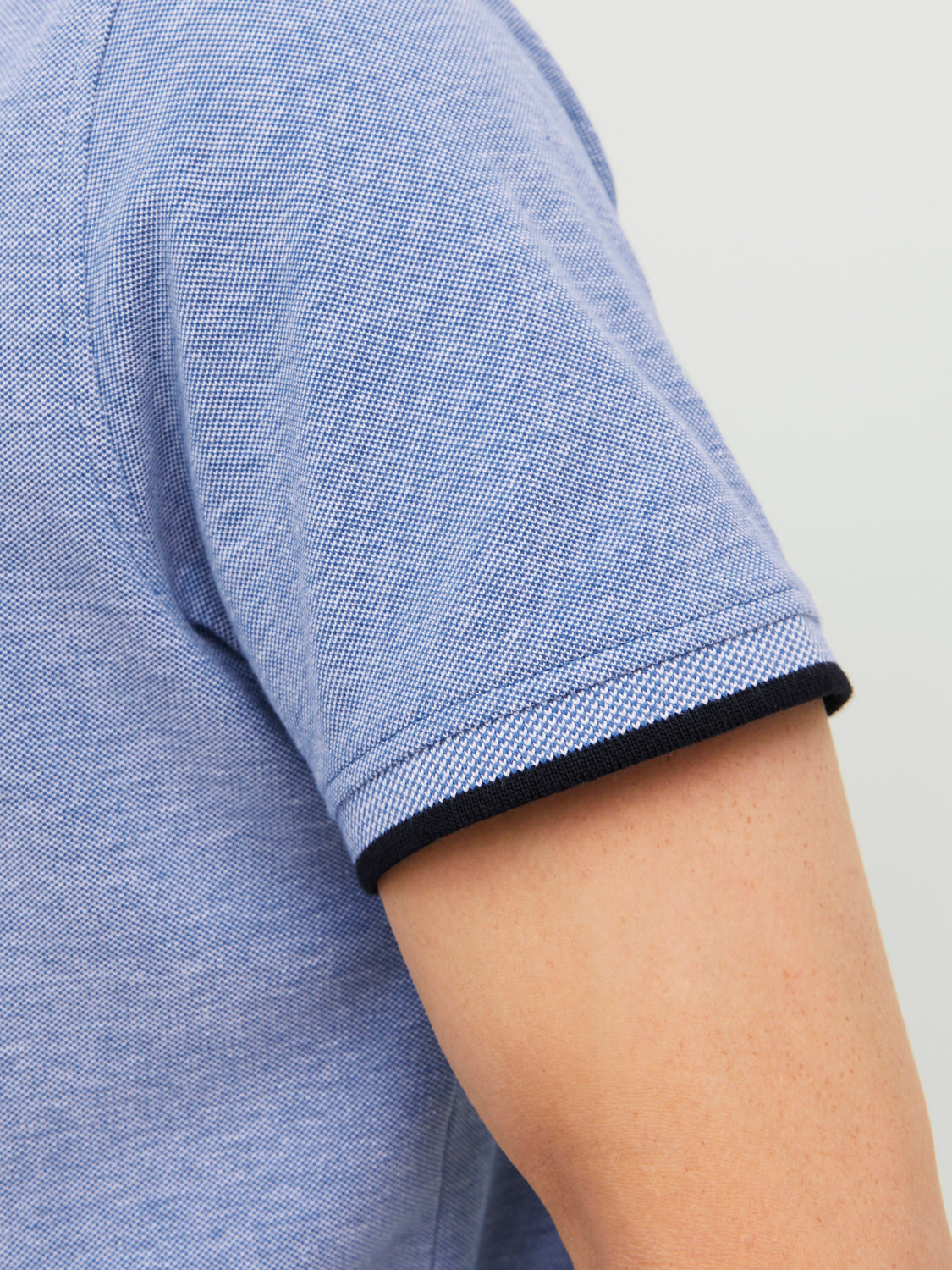 لقطة قريبة للكم من تيشيرت بولو رجالي لون أزرق ساطع