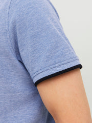 لقطة قريبة للكم من تيشيرت بولو رجالي لون أزرق ساطع