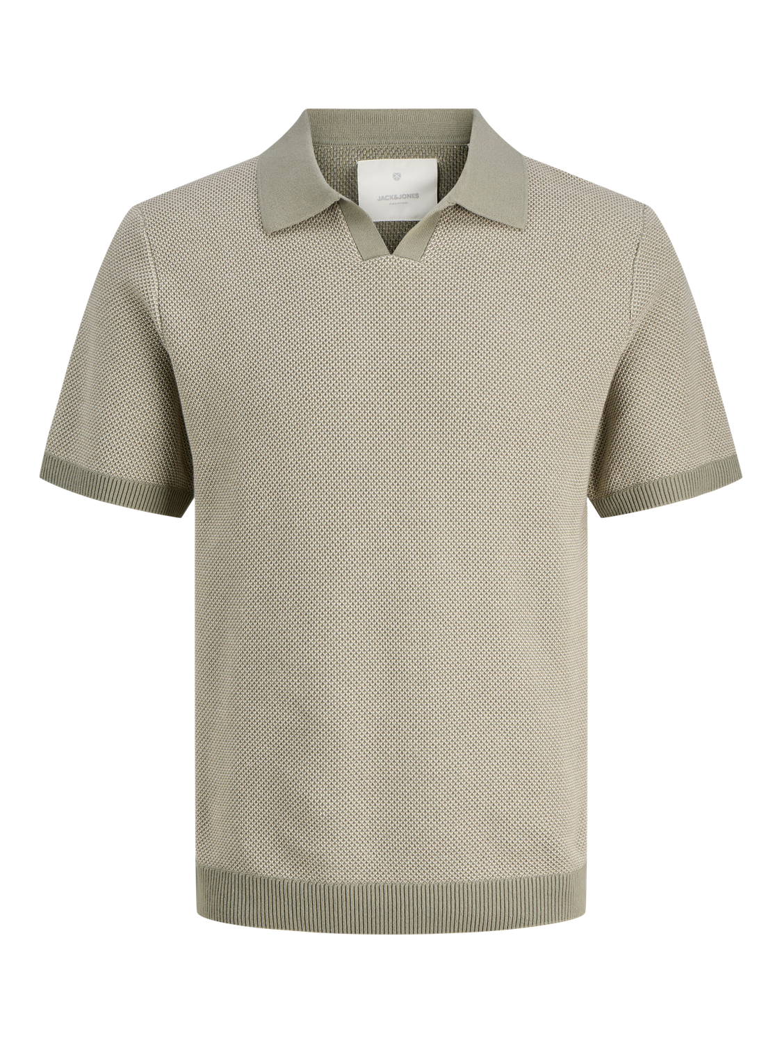 صورة قريبة لتفاصيل نسيج التيشيرت الرجالي