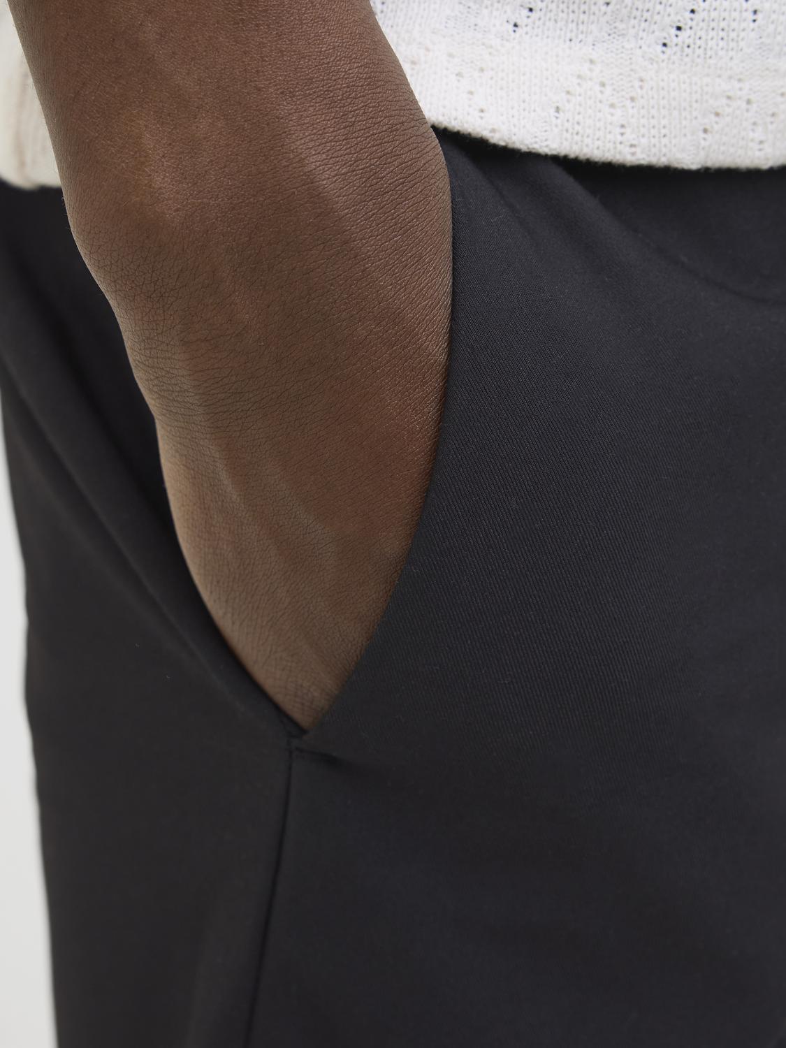 شورت تشينو رجالي أسود من جاك آند جونز - الجيب الأمامي