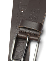 صورة لحزام رجالي جلد بني داكن بإبزيم فضي