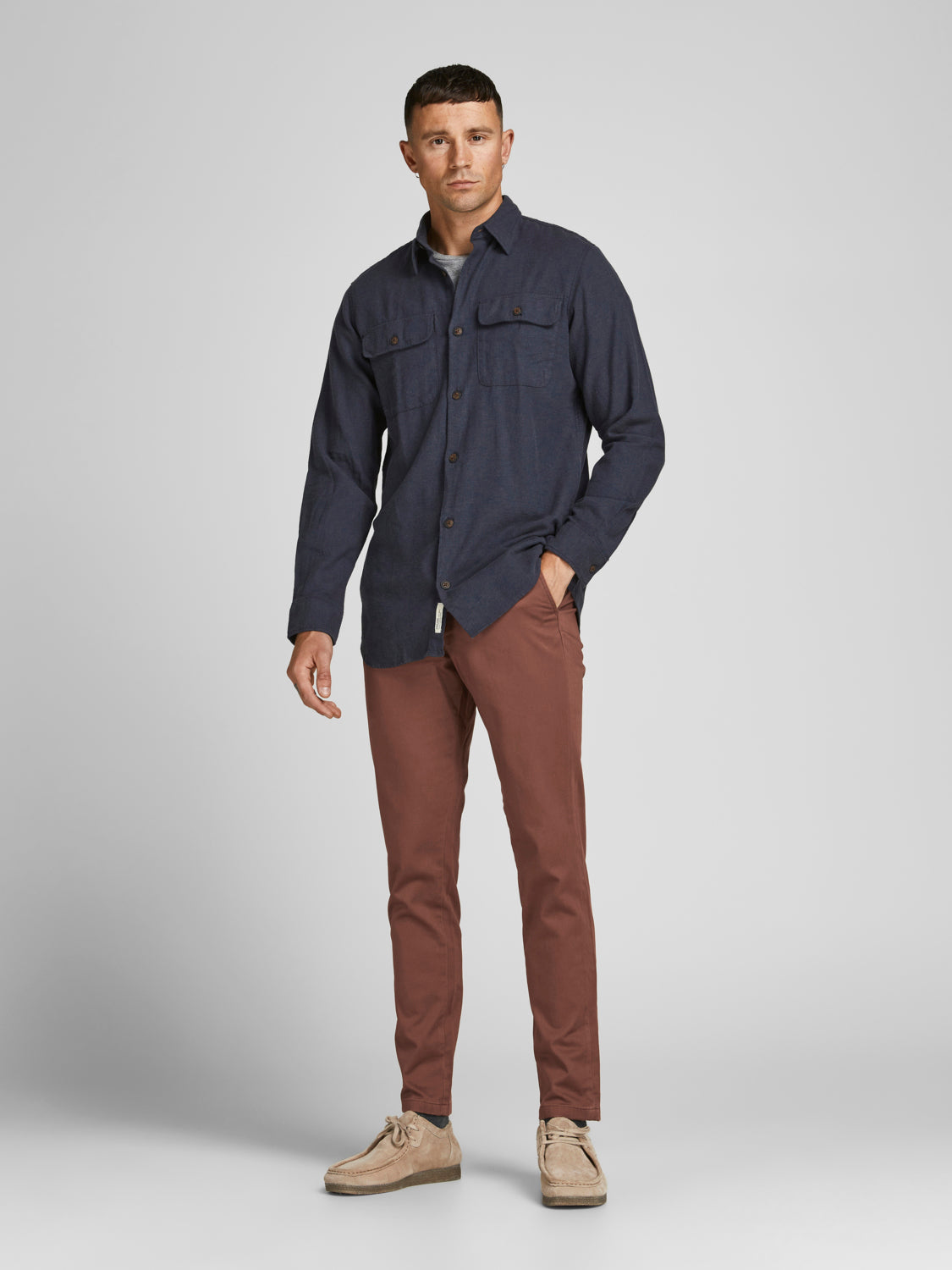 رجل واقف بكامل الإطلالة من الأمام
