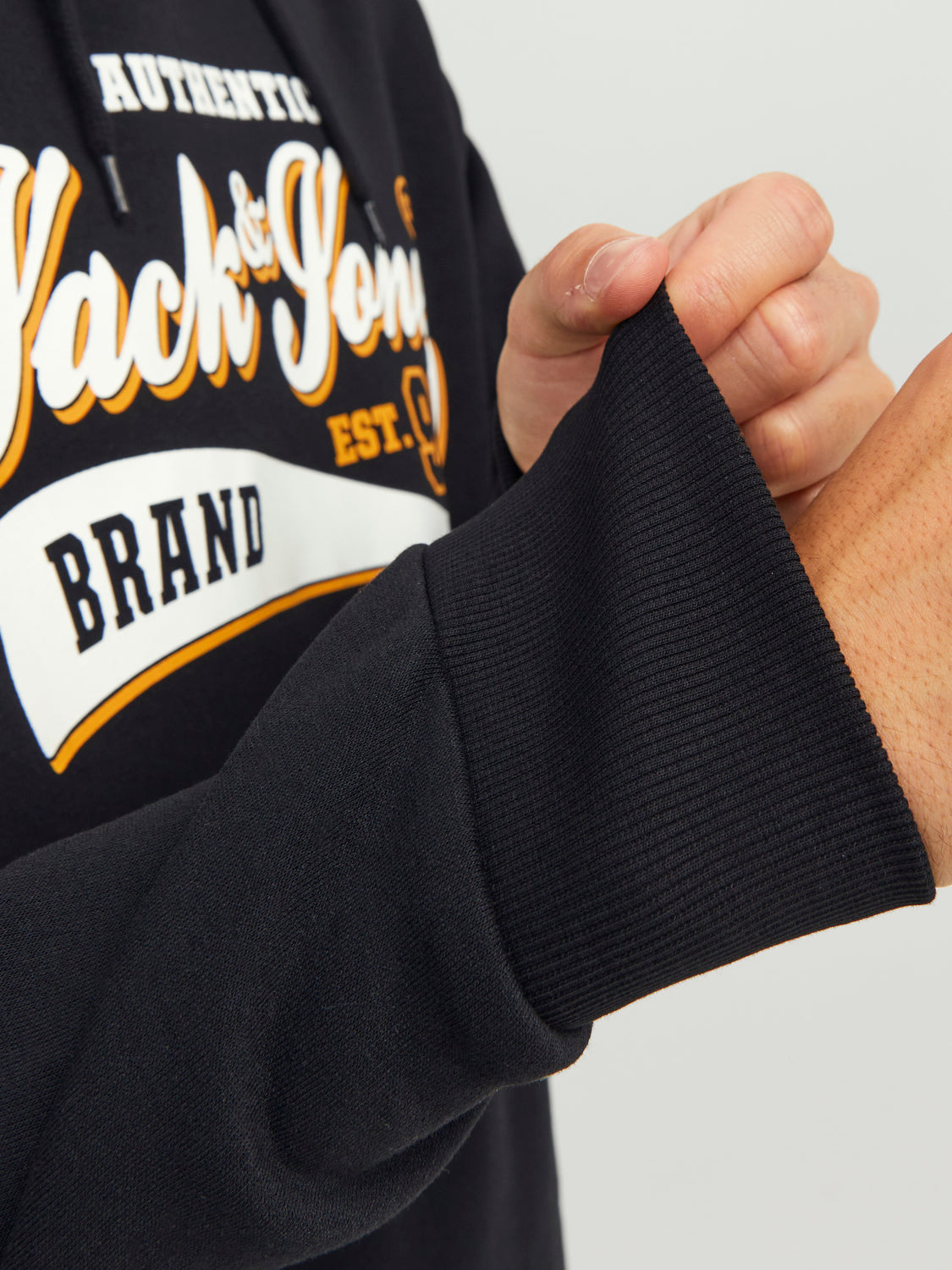 هودي أسود رجالي – صورة توضح حواف الأكمام المطاطية