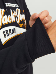 هودي أسود رجالي – صورة توضح حواف الأكمام المطاطية