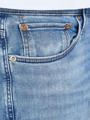 صورة قريبة تظهر تفاصيل الجيوب الأمامية 
للبنطلون.