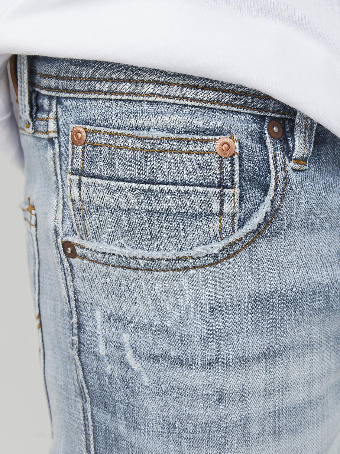 لقطة مقربة للجيب الأمامي بتفاصيل الخياطة المميزة