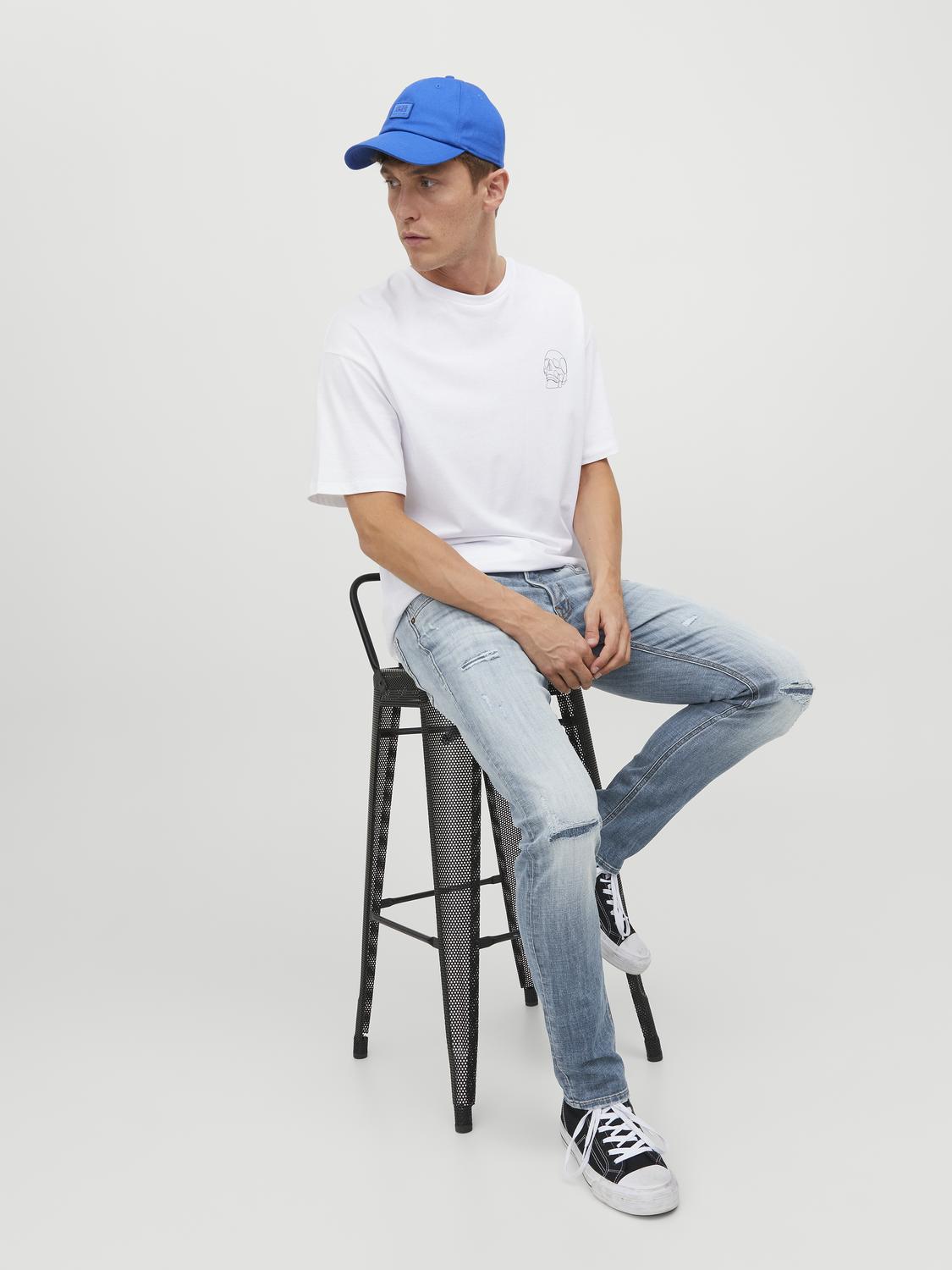 موديل جالس يبرز راحة البنطلون ومرونته