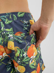 شورت سباحة رجالي مورد بلون أزرق – نقشة زهور استوائية لصيف أنيق