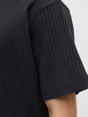 تفاصيل القماش المحبوك لتيشيرت رجالي قطن نص كم لون أسود من جاك آند جونز