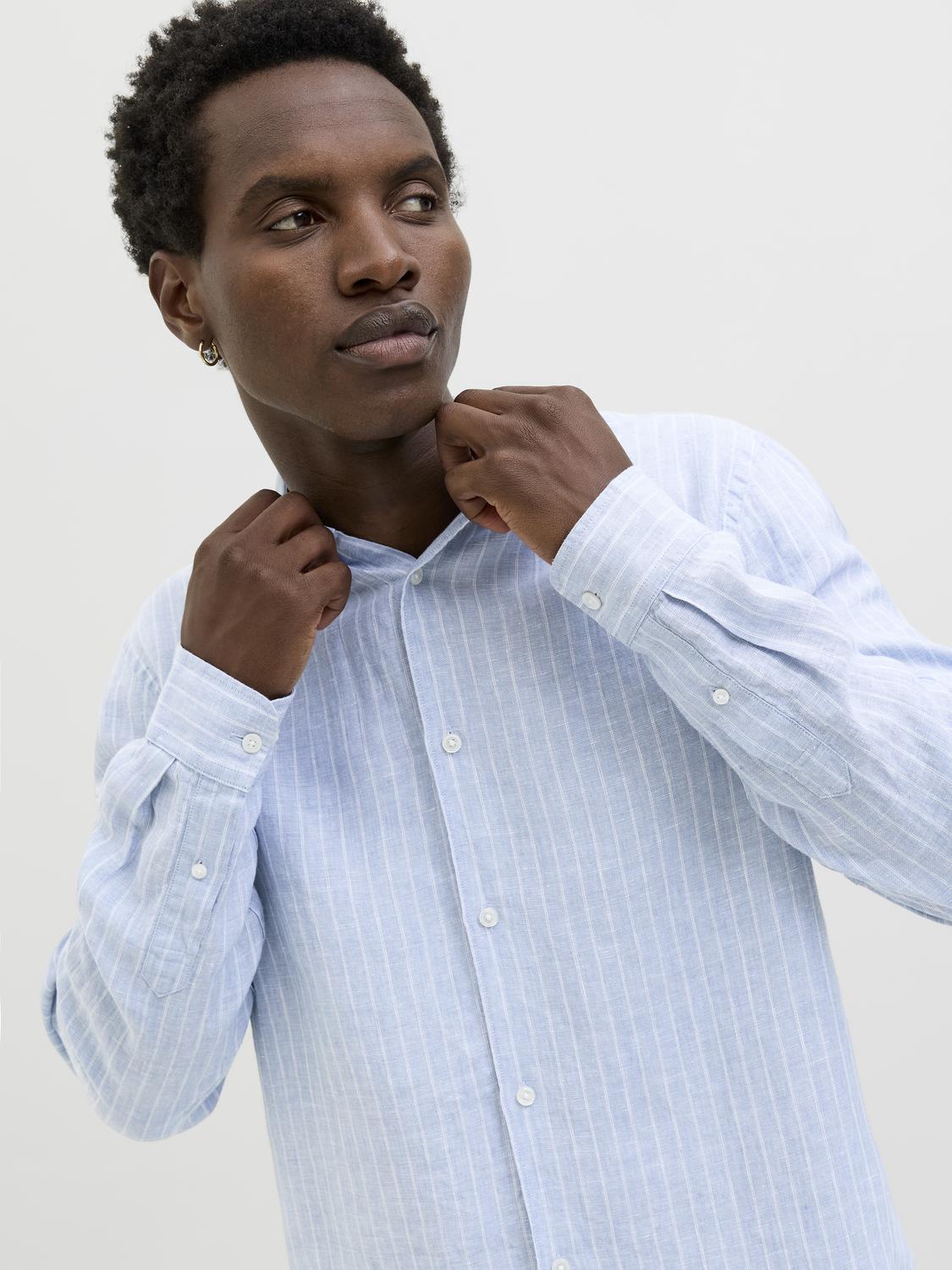 اختر إطلالة صيفية منعشة مع قميص الكتان الرجالي من جاك آند جونز – تصميم مريح، خامة 100% كتان، بلون أزرق Twilight بخطوط رفيعة.