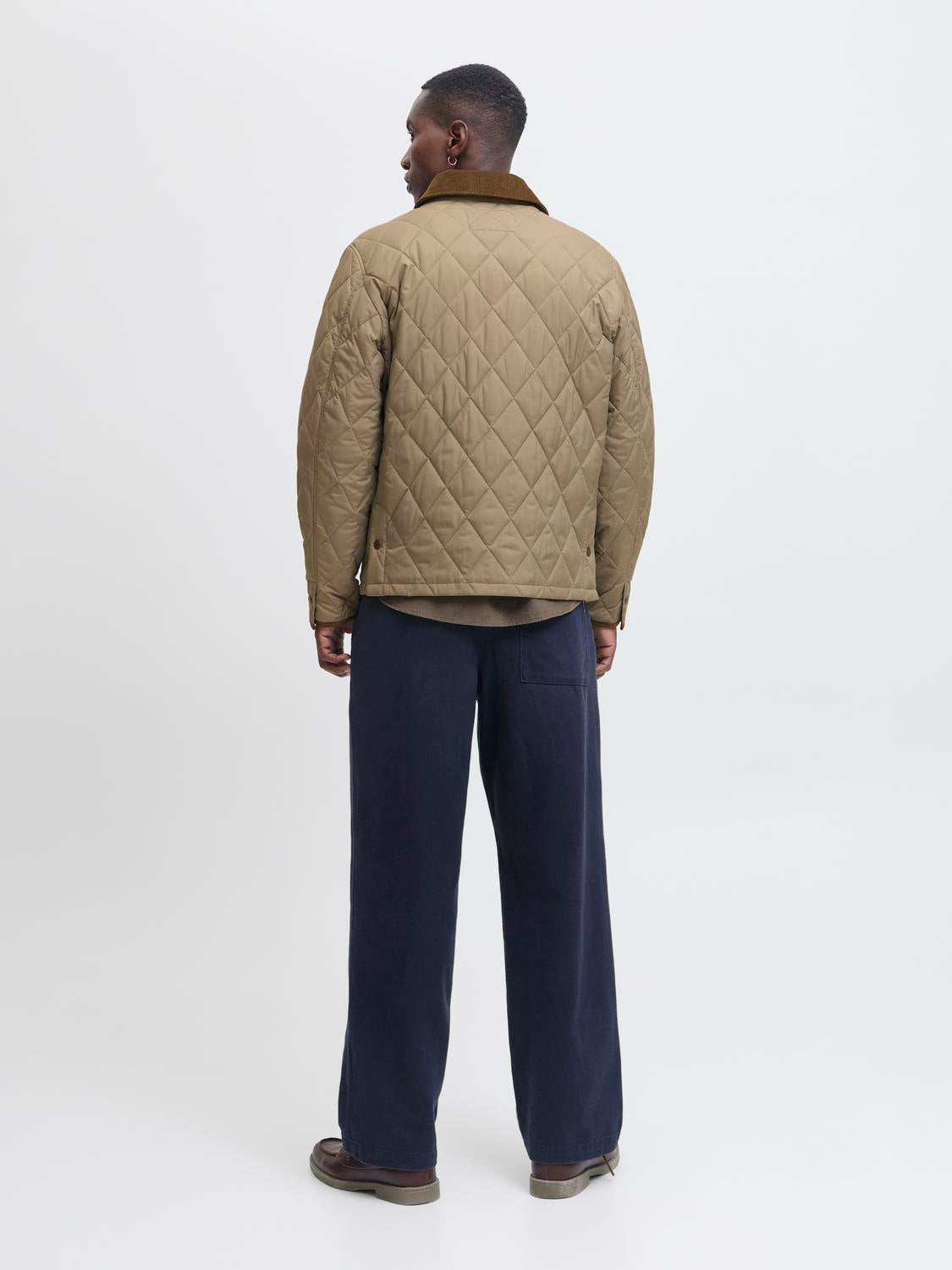 كنزة عصرية جاك اند جونز بتصميم أنيق ونمط مخطط