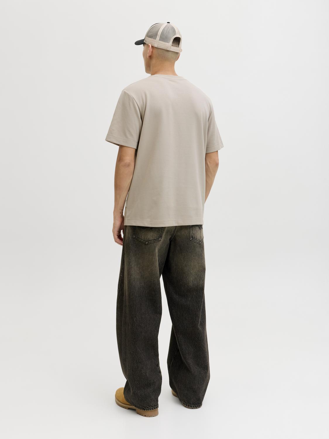 model_shot-back