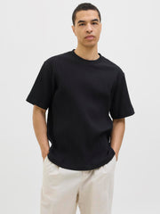 تيشيرت رجالي قطن نص كم لون أسود من جاك آند جونز – إطلالة جانبية