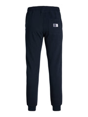 صورة خلفية لبنطلون رياضي رجالي كحلي مع تفاصيل الخصر والشعار