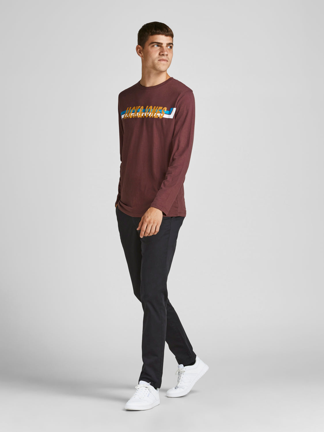 صورة أمامية واضحة للبنطلون السليم فيت