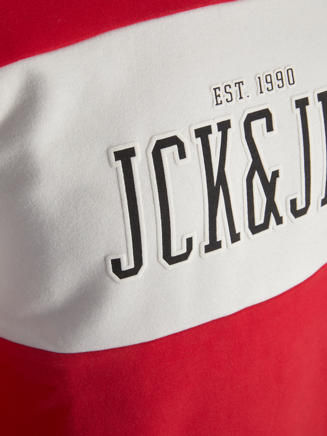 تفاصيل الطباعة باللون الأسود علي سويت شيرت جاك اند جونز