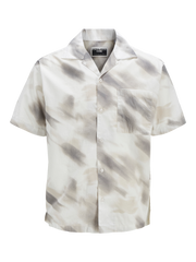 قميص رجالي صيفي نص كم بلون Cloud Dancer من JACK & JONES – واجهة أمامية