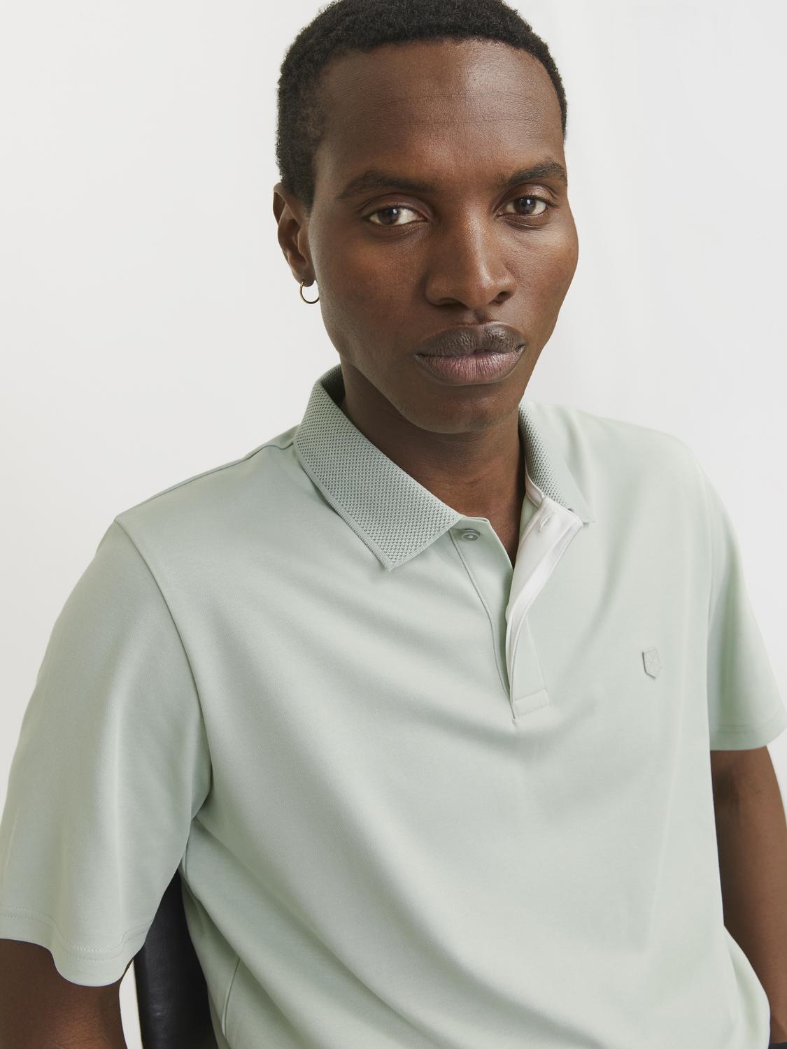 تفاصيل ياقة تيشيرت بولو جاك آند جونز