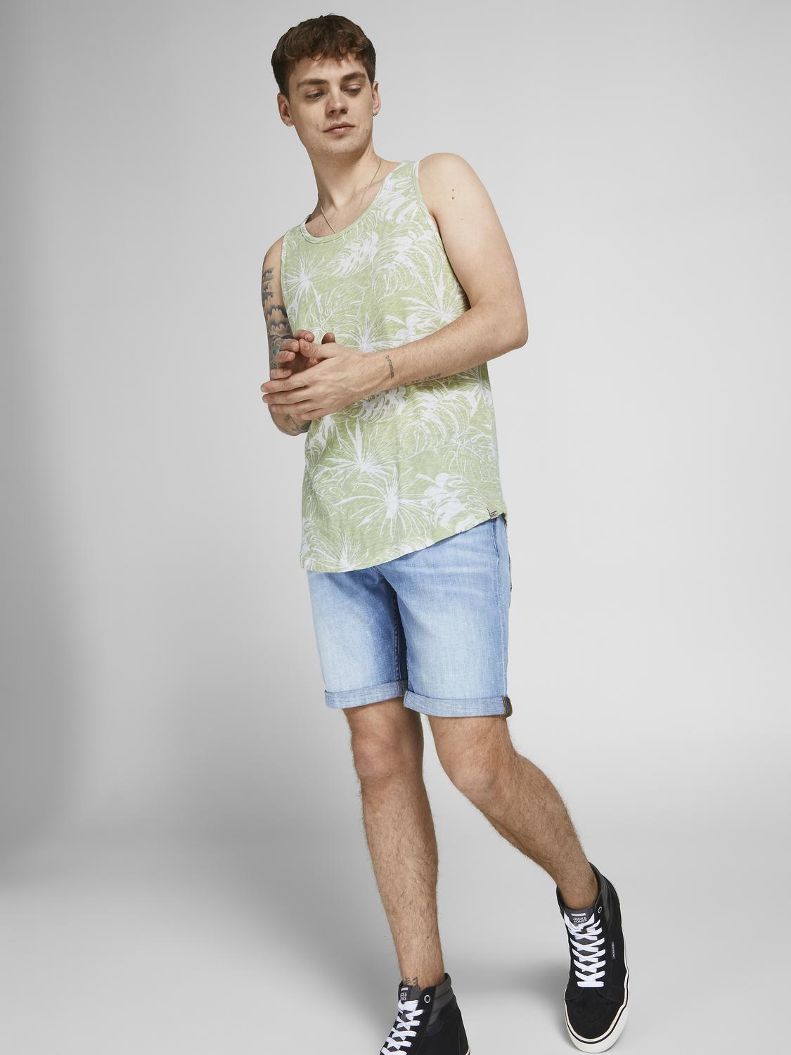 model_shot-creative