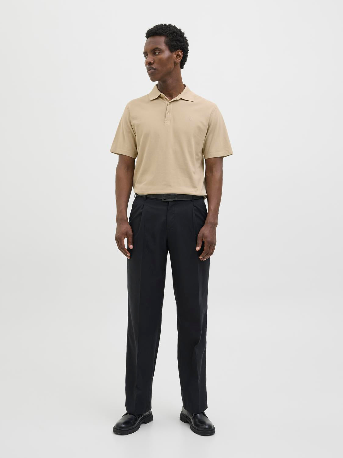 رجل يرتدي قميص بولو رجالي قطن نص كم بيج من جاك آند جونز – إطلالة أمامية.