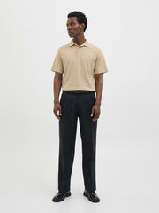 رجل يرتدي قميص بولو رجالي قطن نص كم بيج من جاك آند جونز – إطلالة أمامية.