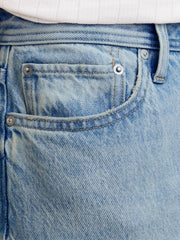 جينز جيا ليكس الأزرق من الخلف، مع تفاصيل جيوب الجينز التقليدية