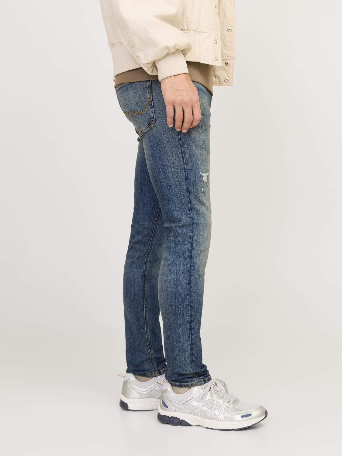 حافة بنطلون جينز جيجي ليام الأزرق مع تصميم الساق الضيقة.