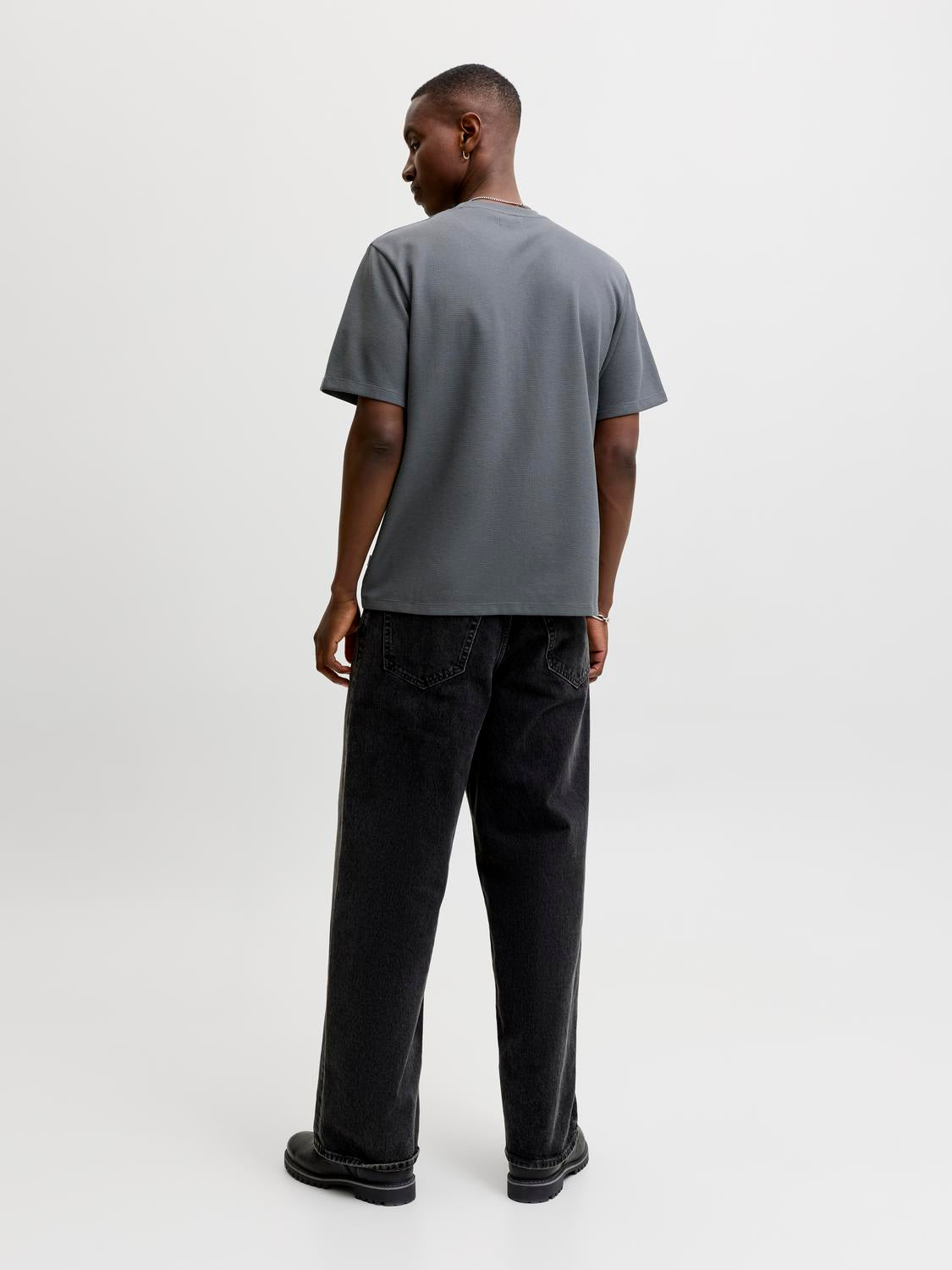 model_shot-back